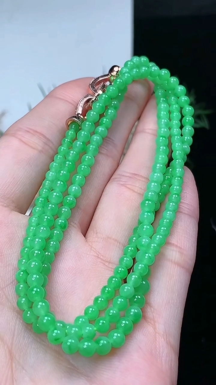 天然A货翡翠圆珠项链，尺寸4.1-173颗，重量:15.00g4月4日
工厂直销收藏佳品,种好水足，色泽均匀，有种有色，上手高大气！