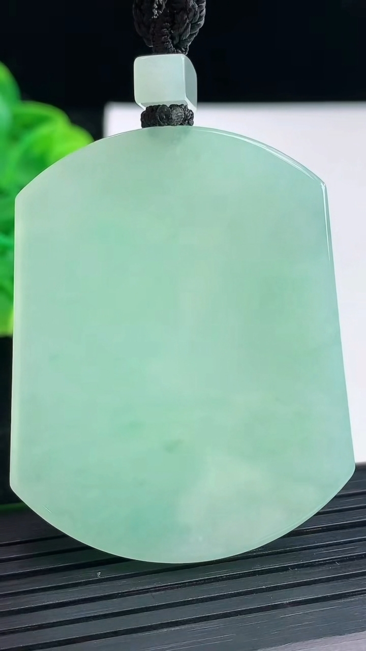 天然A货翡翠无事牌吊坠尺寸51.4-41.2-5.4重量:39.02g
4月4日