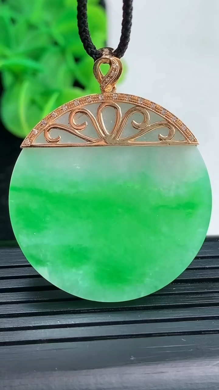 天然A货翡翠无事牌吊坠尺寸31.6-3.4重量:10.55g
4月4日