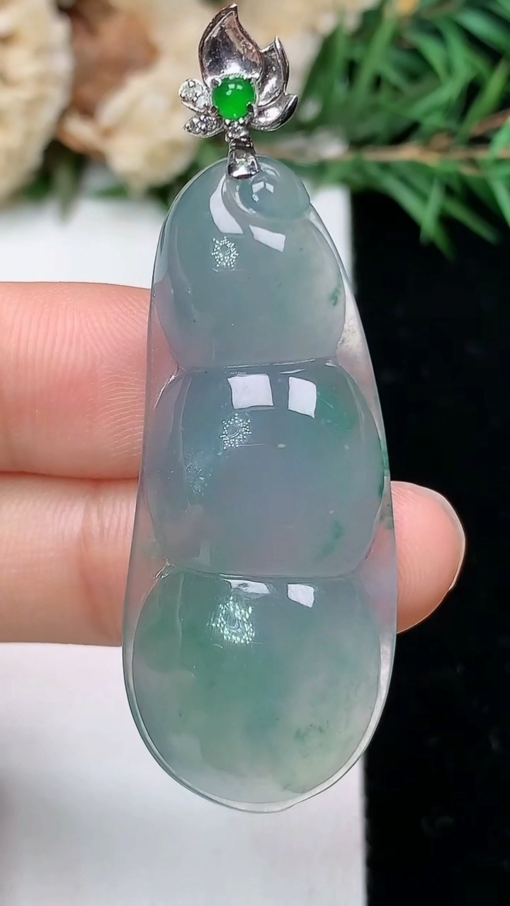 天然A货翡翠福豆吊坠，尺寸42.7-18-6.7，重量:9.50g
4月4日