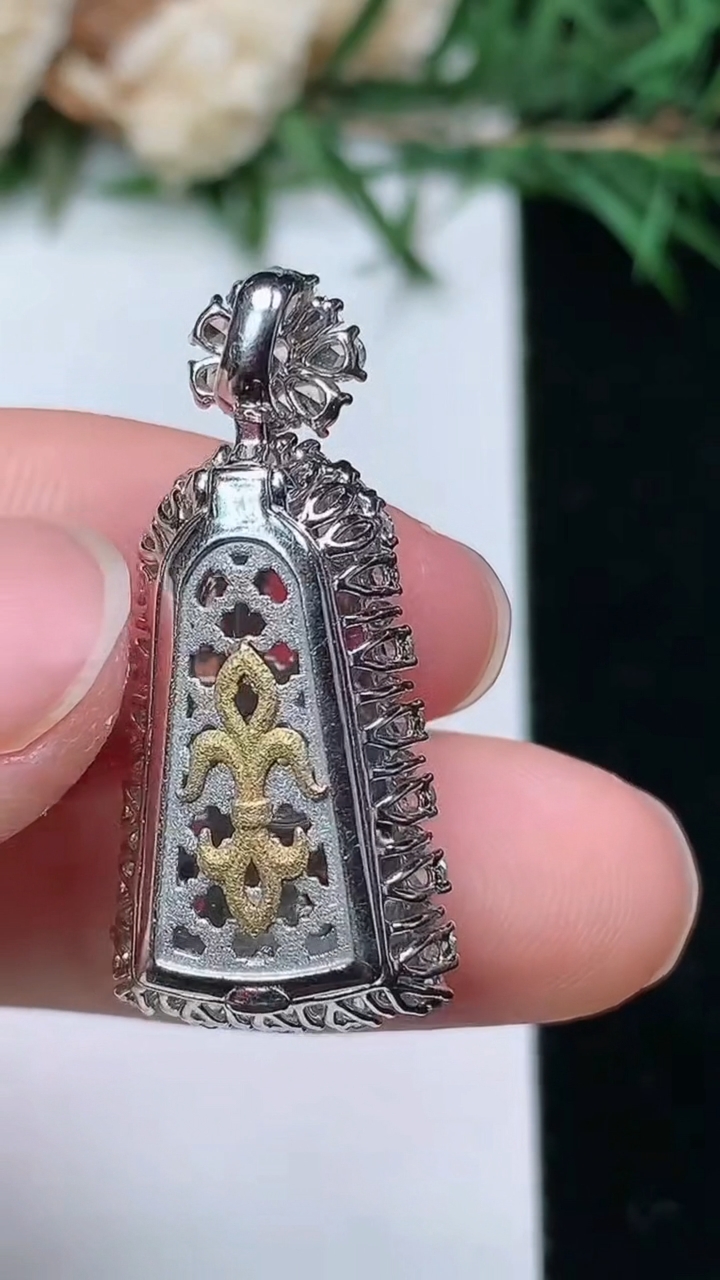 天然A货翡翠无事牌吊坠，尺寸29.5-13.8-8.2，裸石17.2-10.3，重量:4.71g
4月4日，重量:4.71g