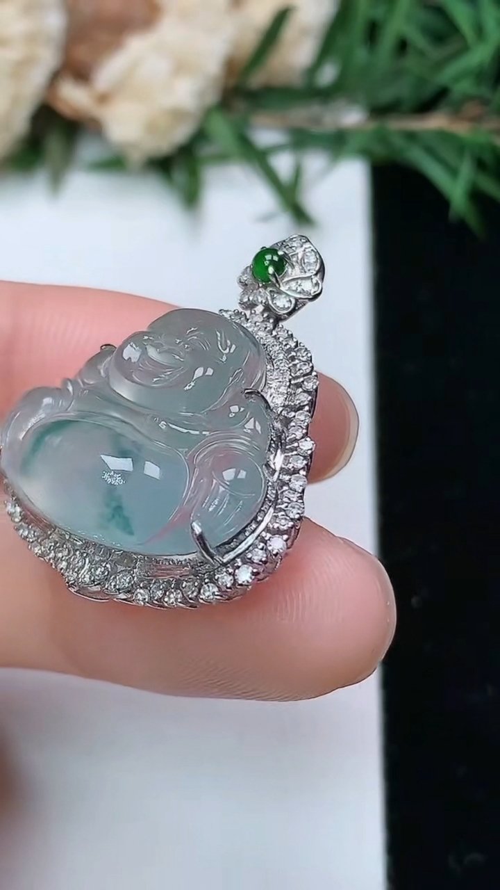 天然A货翡翠飘花佛公吊坠，尺寸28-24.3-11.9
4月4日