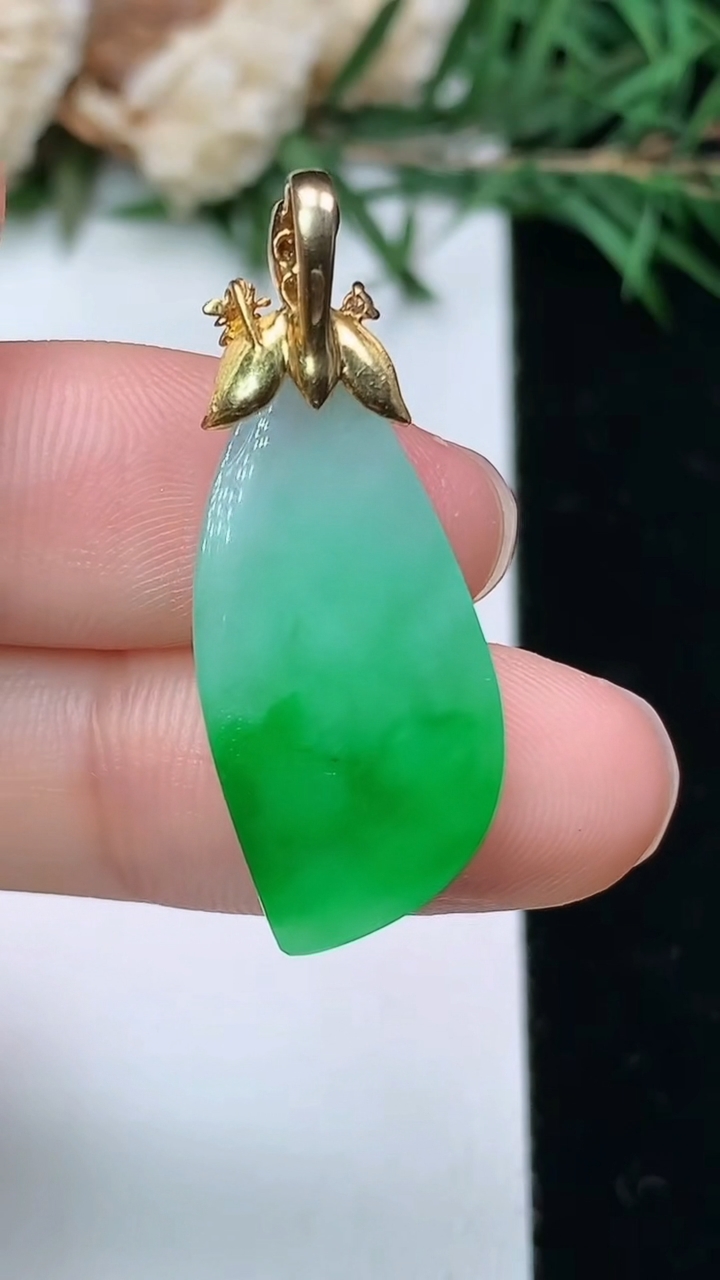 天然A货翡翠随形吊坠，尺寸24.7-12-6.3，重量:3.95g
4月4日
