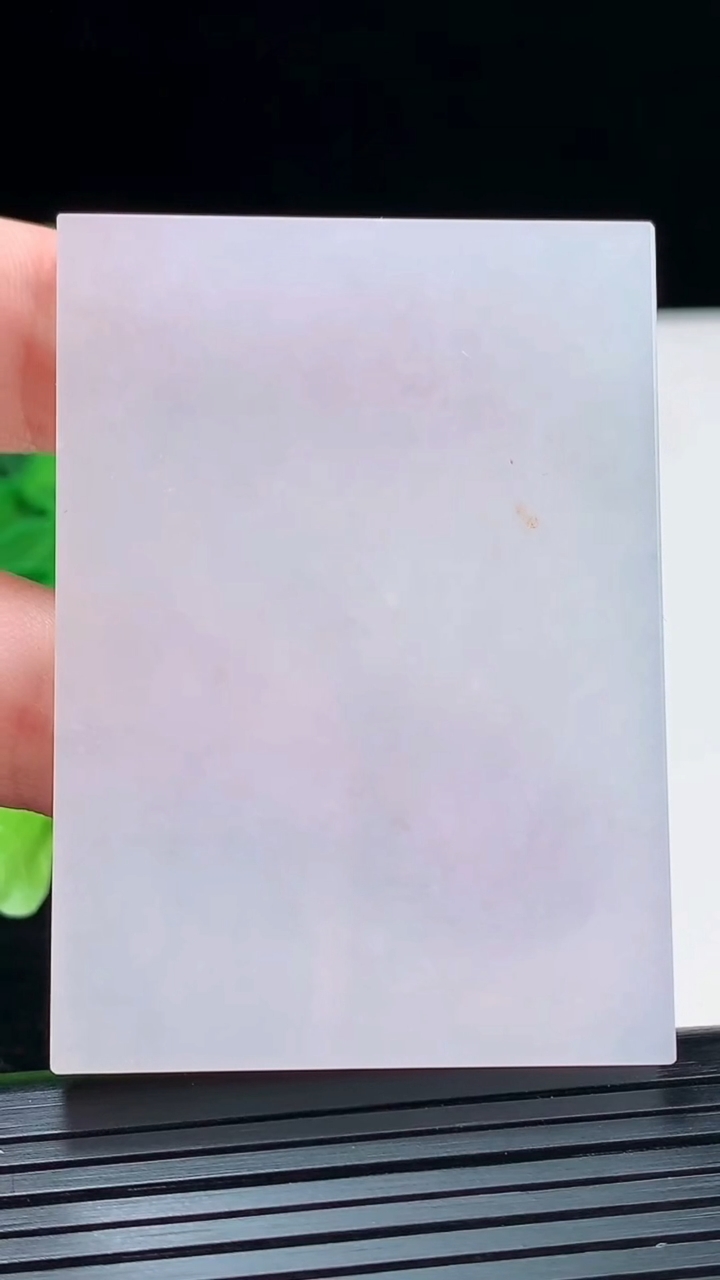 天然A货翡翠紫罗兰无事牌镶嵌件尺寸56.6-40-5.9重量:48.18g
4月4日