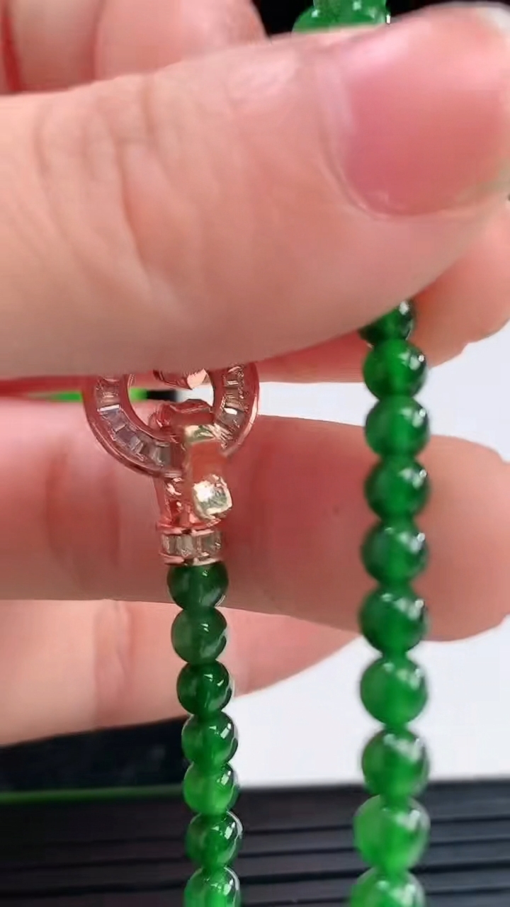 天然A货翡翠圆珠手串尺寸3.8重量:6.20g4月4日
工厂直销收藏佳品,种好水足，色泽均匀，有种有色，上手高大气！
