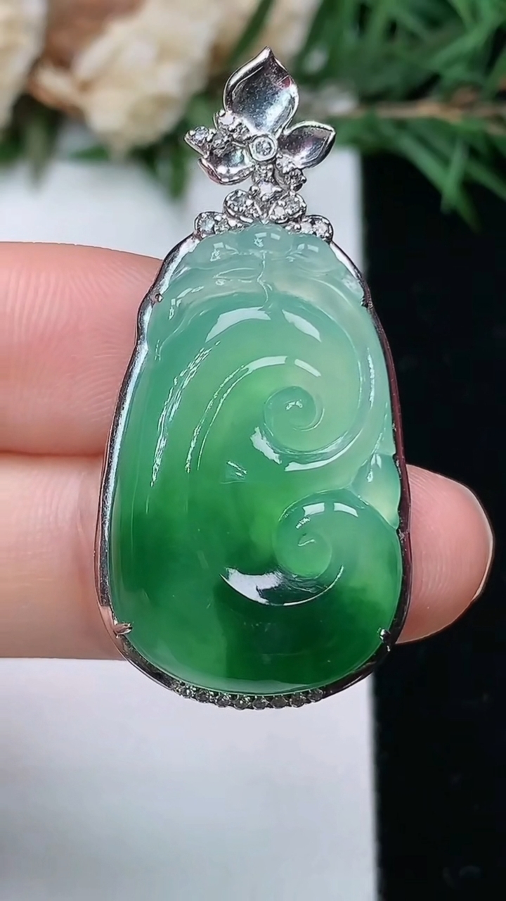 天然A货翡翠如意吊坠，尺寸39.2-18.9-7.3，裸石27-17，重量:7.22g
4月4日