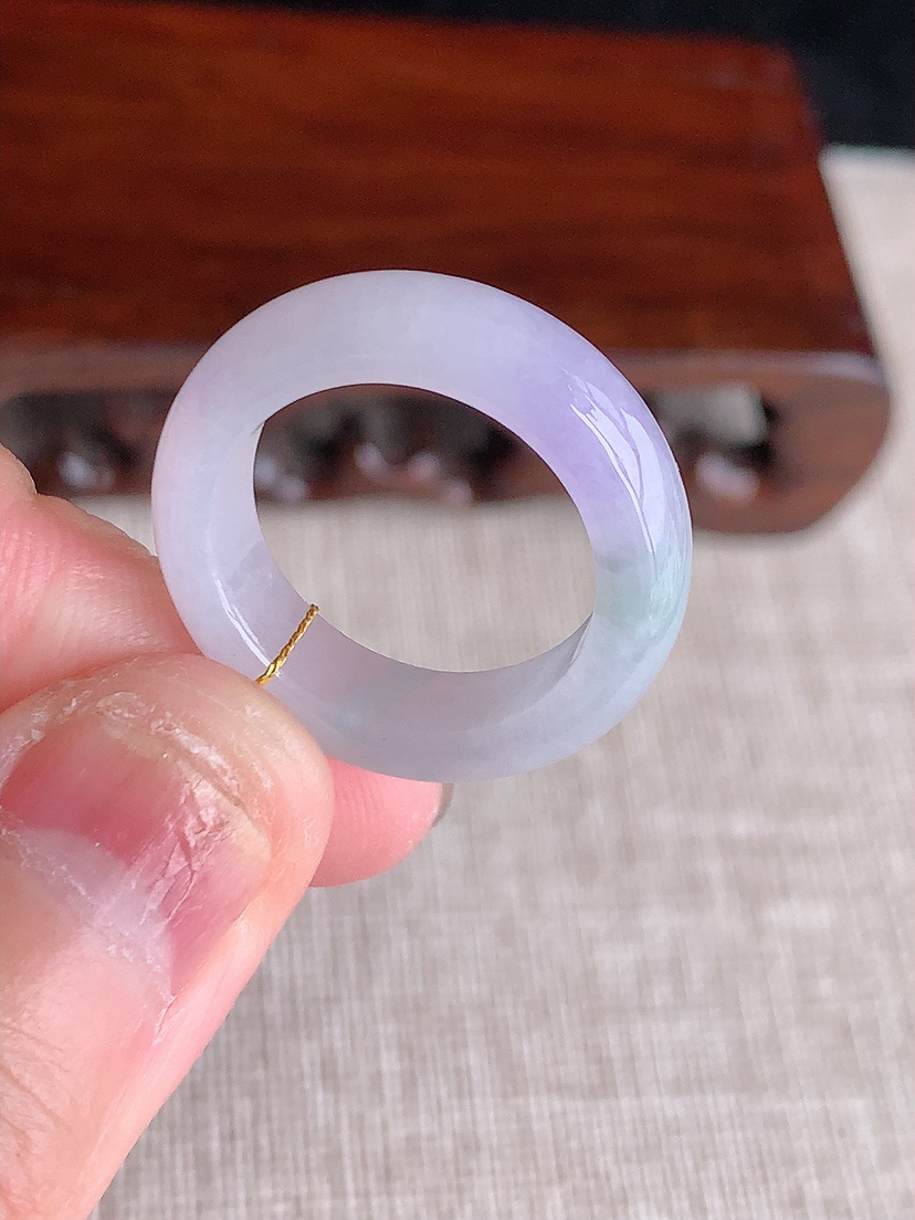 天然A货翡翠紫罗兰素面戒指 
尺寸17.7-6-3.6mm 重量4.35g 0404