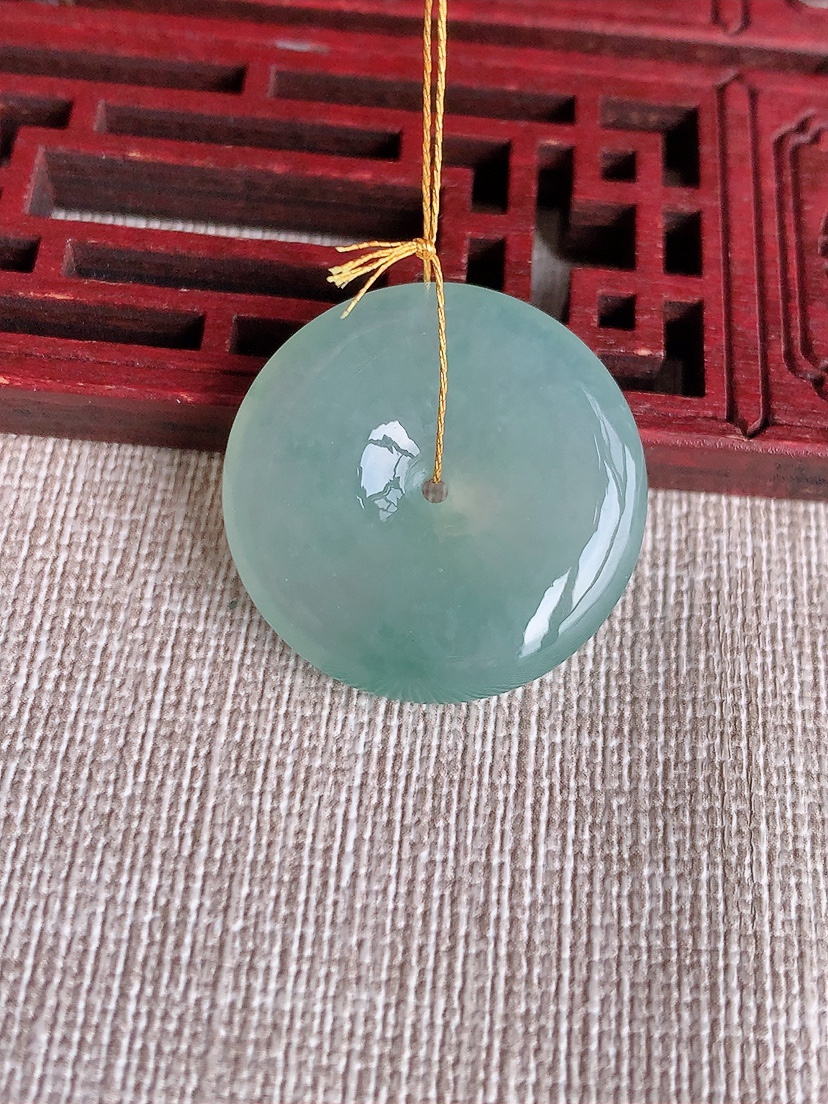 天然A货翡翠飘花平安扣吊坠 
尺寸25.8-6mm 重量8.95g 0404