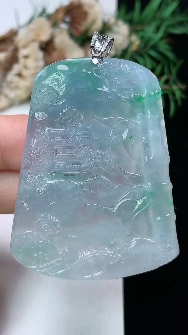 天然A货翡翠k金春带彩 紫罗兰山水牌吊坠，尺寸50.6-39.3-6.2，重量:29.29g
4月4