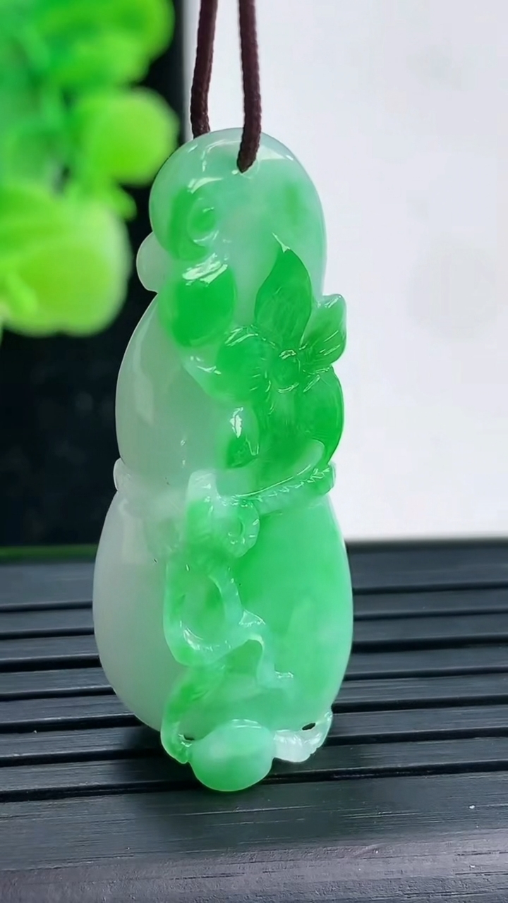 天然A货翡翠葫芦吊坠尺寸39.5-15.4-10.3重量:9.47g
4月4日