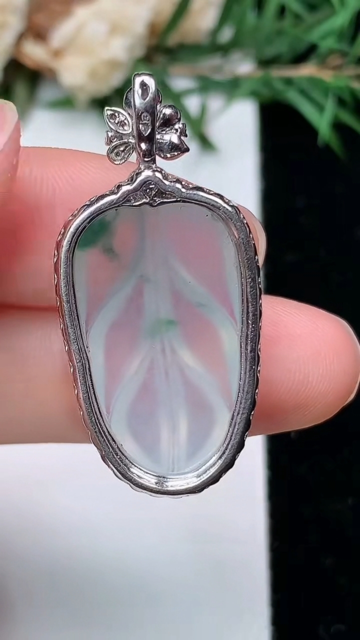 天然A货翡翠金枝玉叶 叶子吊坠，尺寸33.8-16.4-6.9，裸石22.4-13.5，重量:4.20g
4月4日