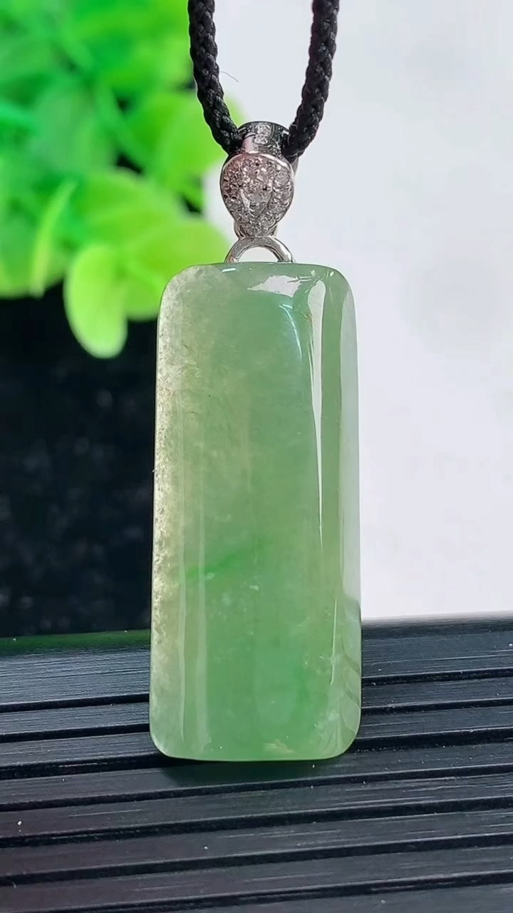 天然A货翡翠无事牌吊坠尺寸30.6-13.1-4.4重量:4.96g
4月4日