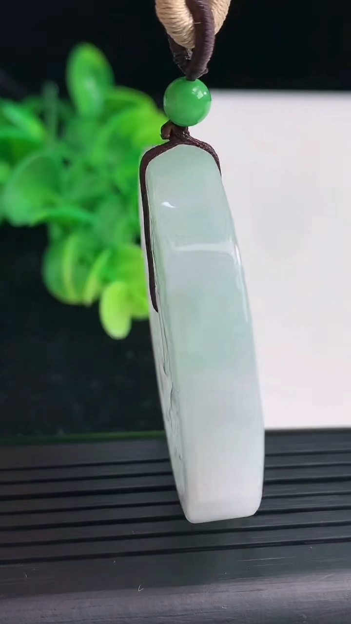 天然A货翡翠凤凰吊坠尺寸46.2-8.7重量:41.83g
4月4日