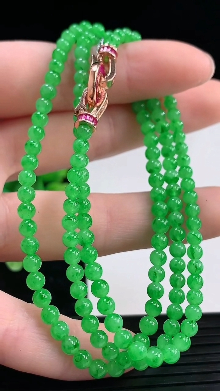 天然A货翡翠小米珠项链尺寸3.5-148颗重量:13.88g4月4日
工厂直销收藏佳品,种好水足，色泽均匀，有种有色，上手高大气！