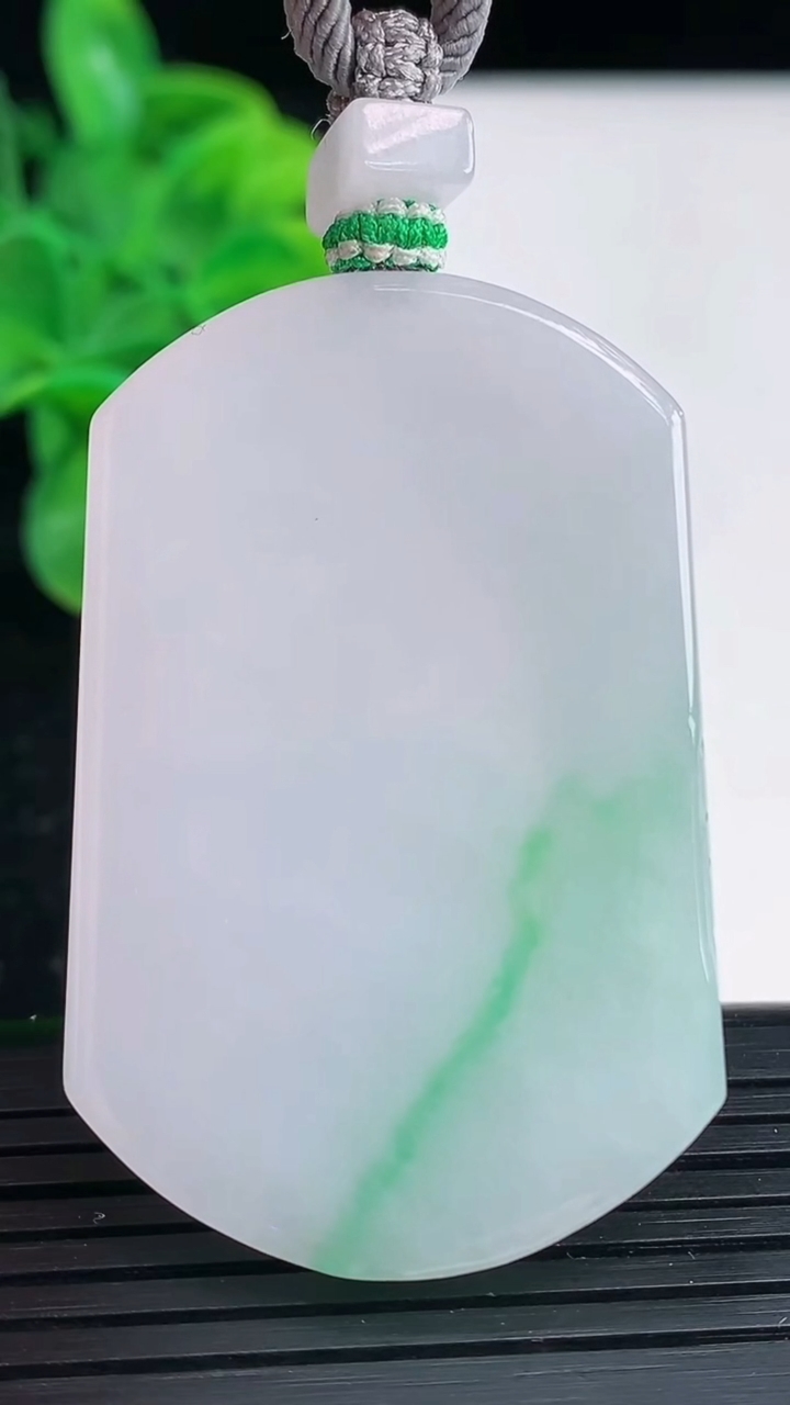 天然A货翡翠无事牌吊坠尺寸47.7-31.3-5.2重量:25.52g
4月4日