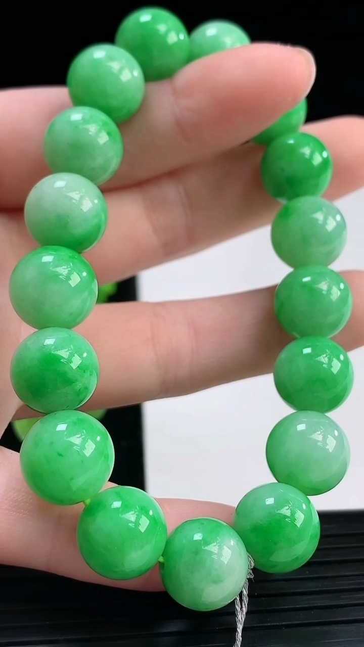 天然A货翡翠圆珠手串尺寸11-17颗重量:43.28g4月4日
工厂直销收藏佳品,种好水足，色泽均匀