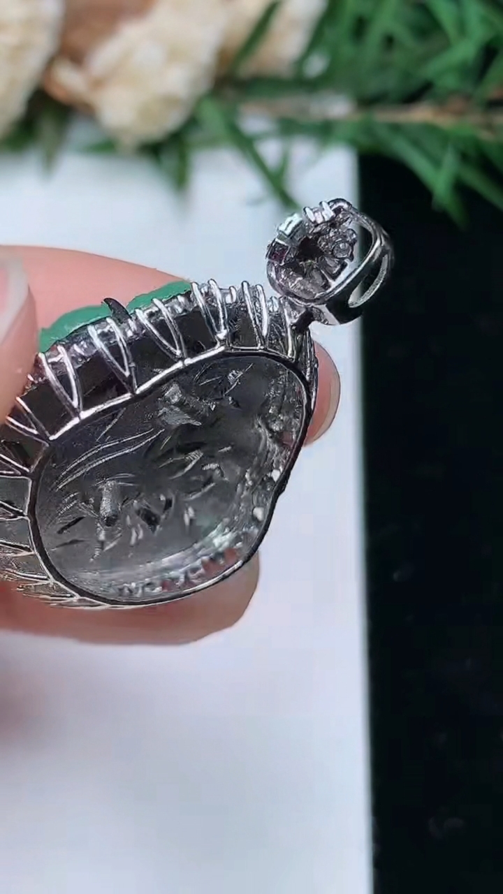 天然A货翡翠佛公吊坠，尺寸30.2-26.6-9.6，裸石19.2-23，重量:7.34g
4月4日