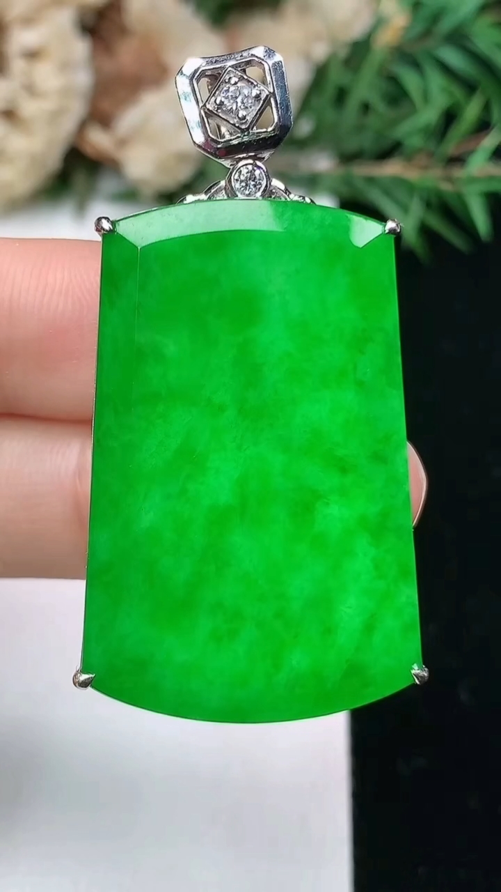 天然A货翡翠无事牌吊坠，尺寸35-23-6.7，重量:11.50g
4月4日