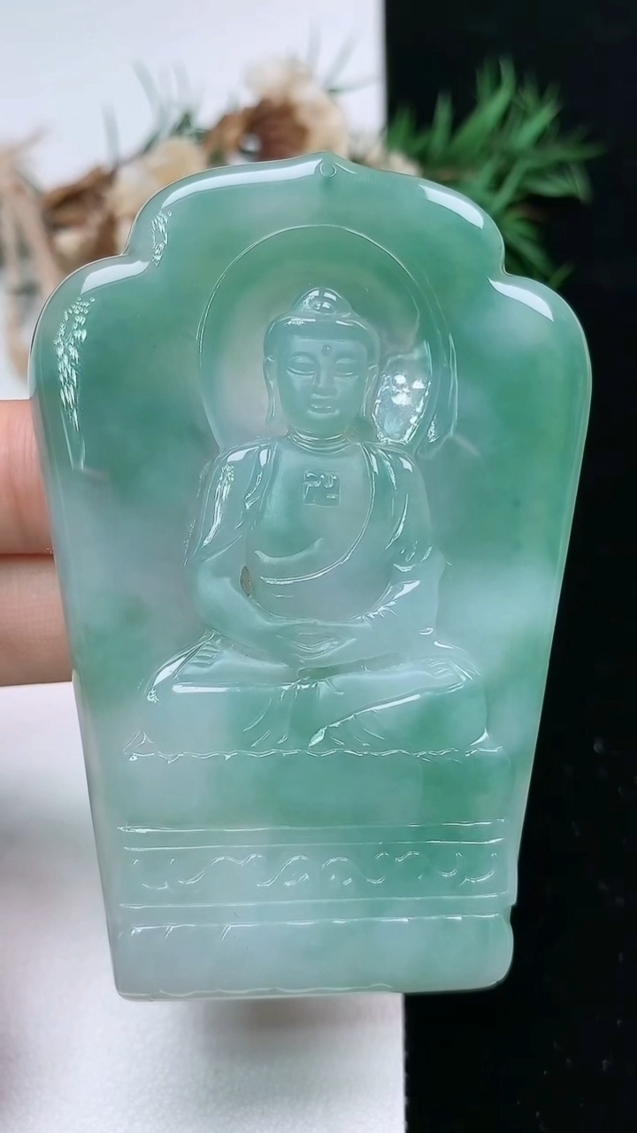 天然A货翡翠大日如来吊坠，尺寸71.8-48-4.9，重量:38.86g
4月4日