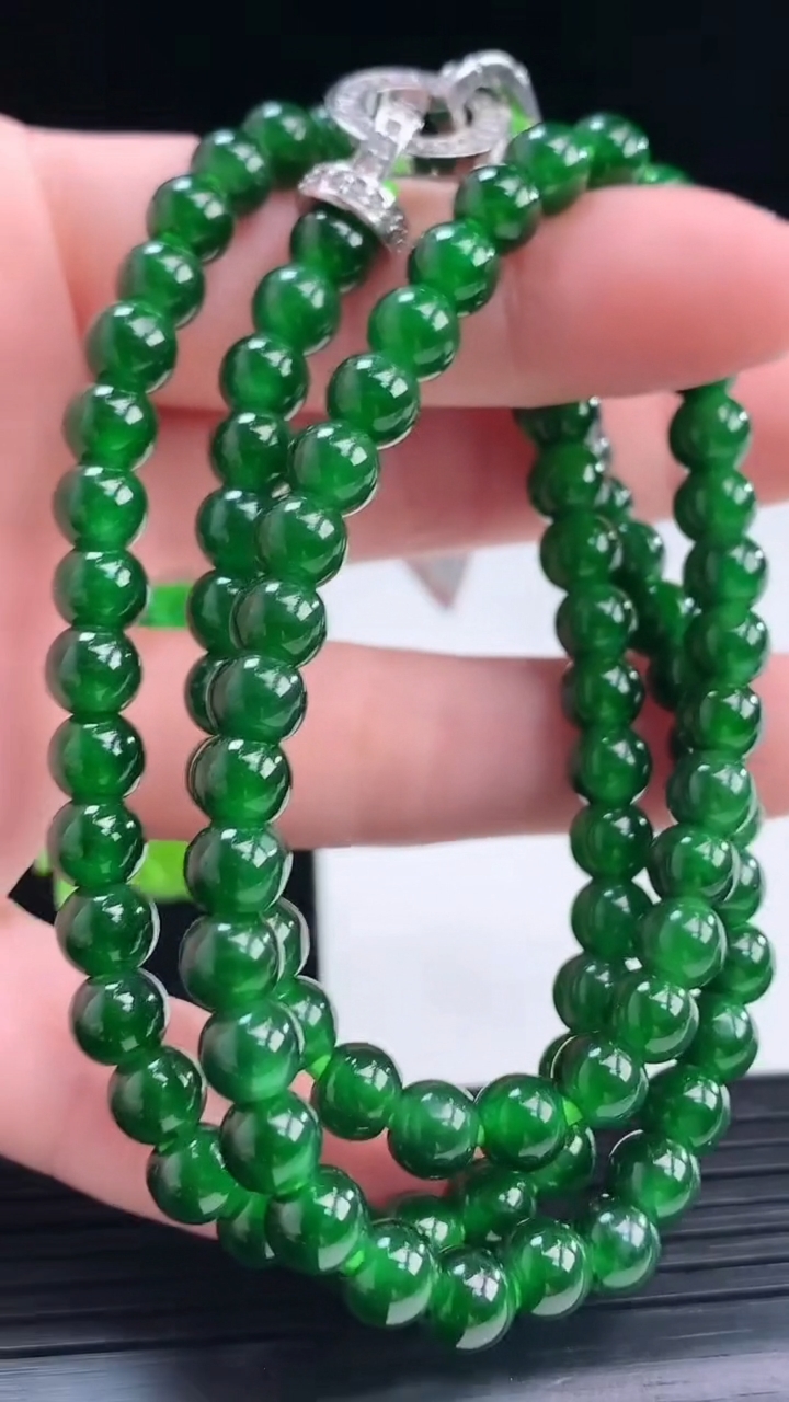 天然A货翡翠圆珠项链尺寸6.2-98颗重量:33.98g
4月4日