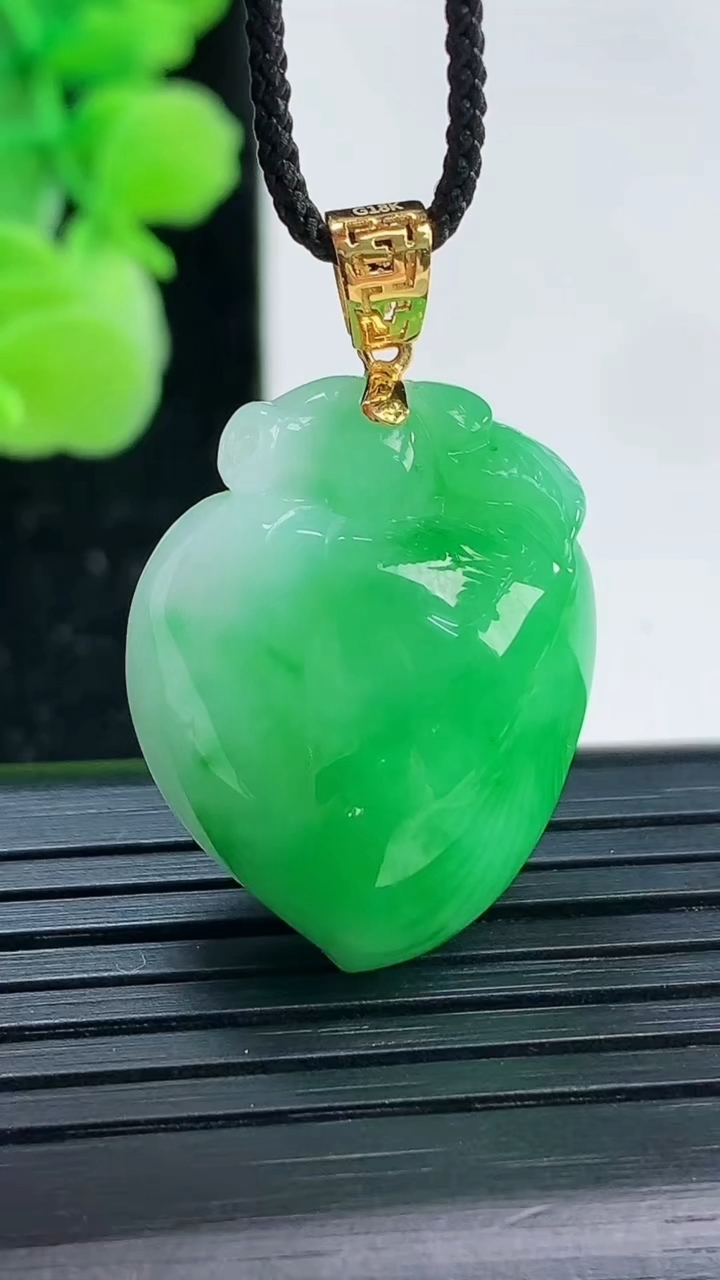 天然A货翡翠寿桃吊坠尺寸25.3-19.6-12.1重量:9.55g
4月4日