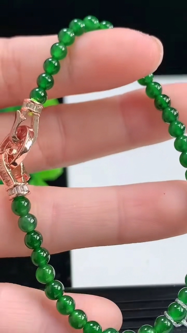 天然A货翡翠圆珠手串尺寸3.8重量:6.20g4月4日
工厂直销收藏佳品,种好水足，色泽均匀，有种有色，上手高大气！