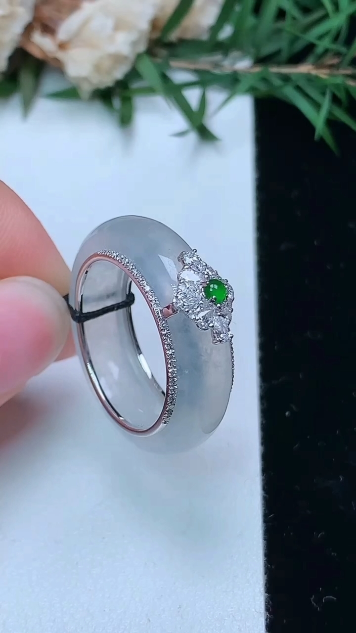 天然A货翡翠白冰指环戒指，尺寸17.8-6-3.8，重量:6.10g2026年4月4日
工厂直销收藏