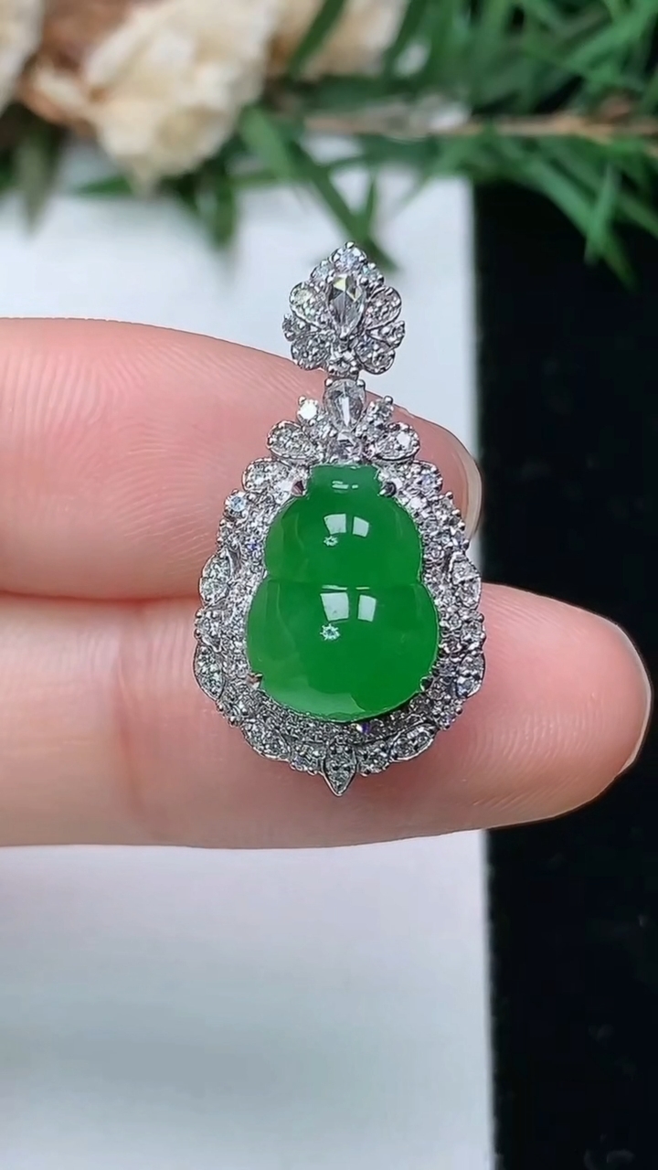 天然A货翡翠葫芦吊坠，尺寸24.9-13.2-11.6，裸石11.2-8.6，重量:3.88g
4月