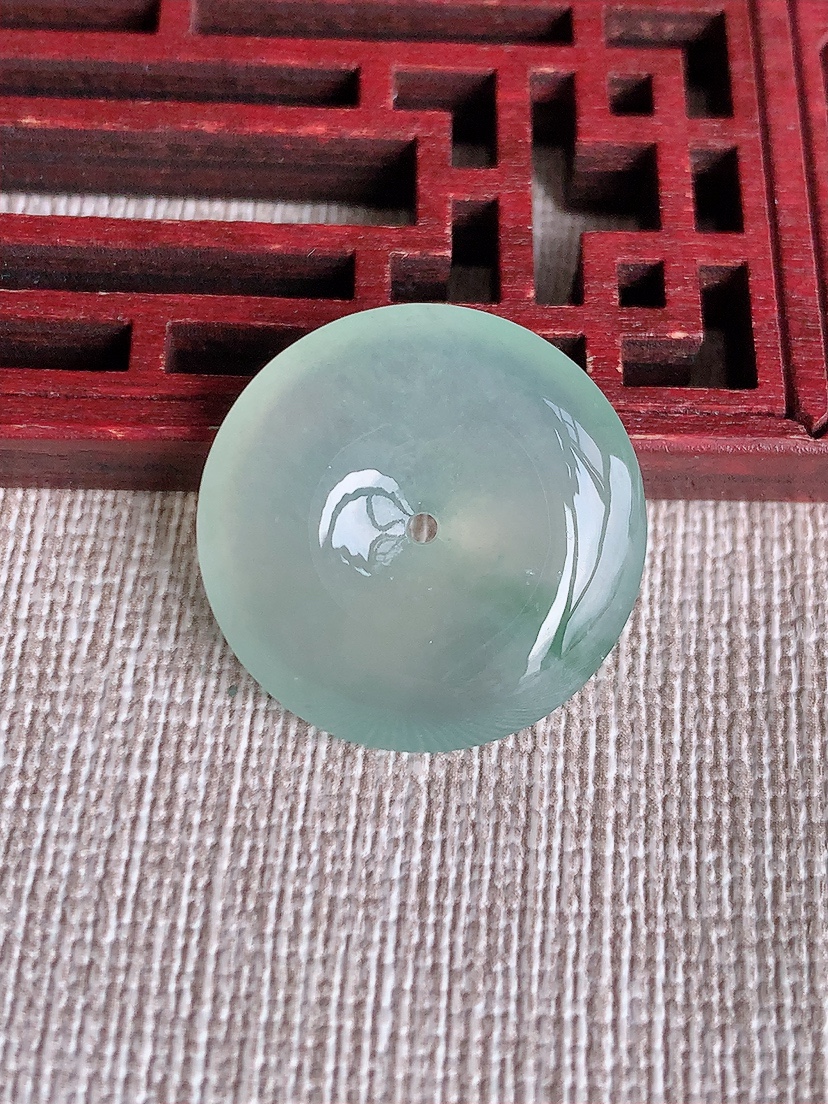 天然A货翡翠飘花平安扣吊坠 
尺寸22-5mm 重量5.04g 0404