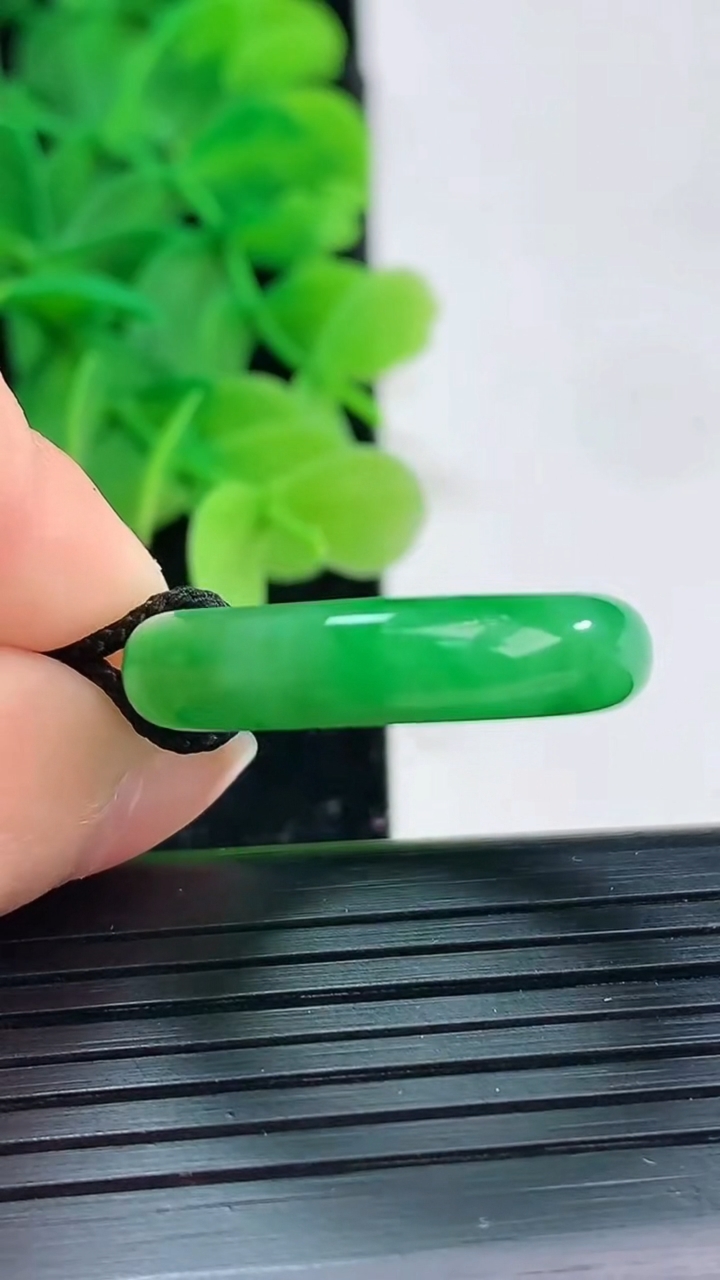 天然A货翡翠指环戒指尺寸17.5-5.5-3.9重量:4.38g2026年4月4日
工厂直销收藏佳品,种好水足，色泽均匀，有种有色，上手高大气！