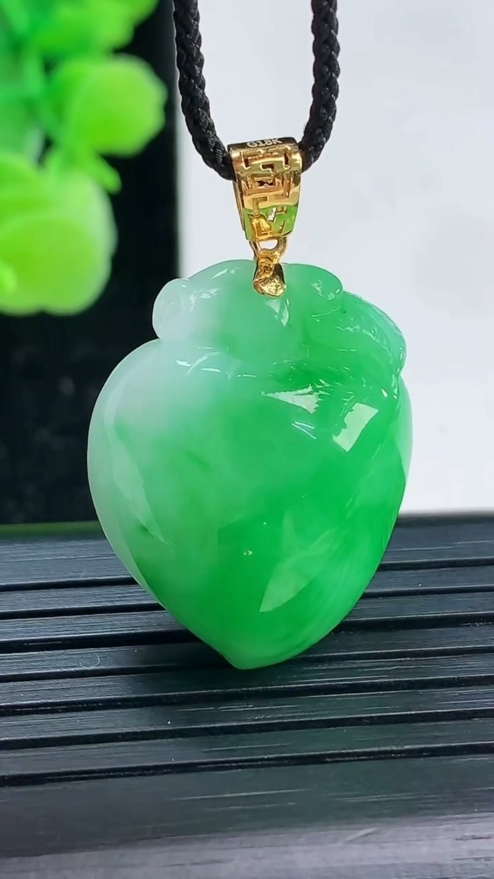 天然A货翡翠寿桃吊坠尺寸25.3-19.6-12.1重量:9.55g
4月4日