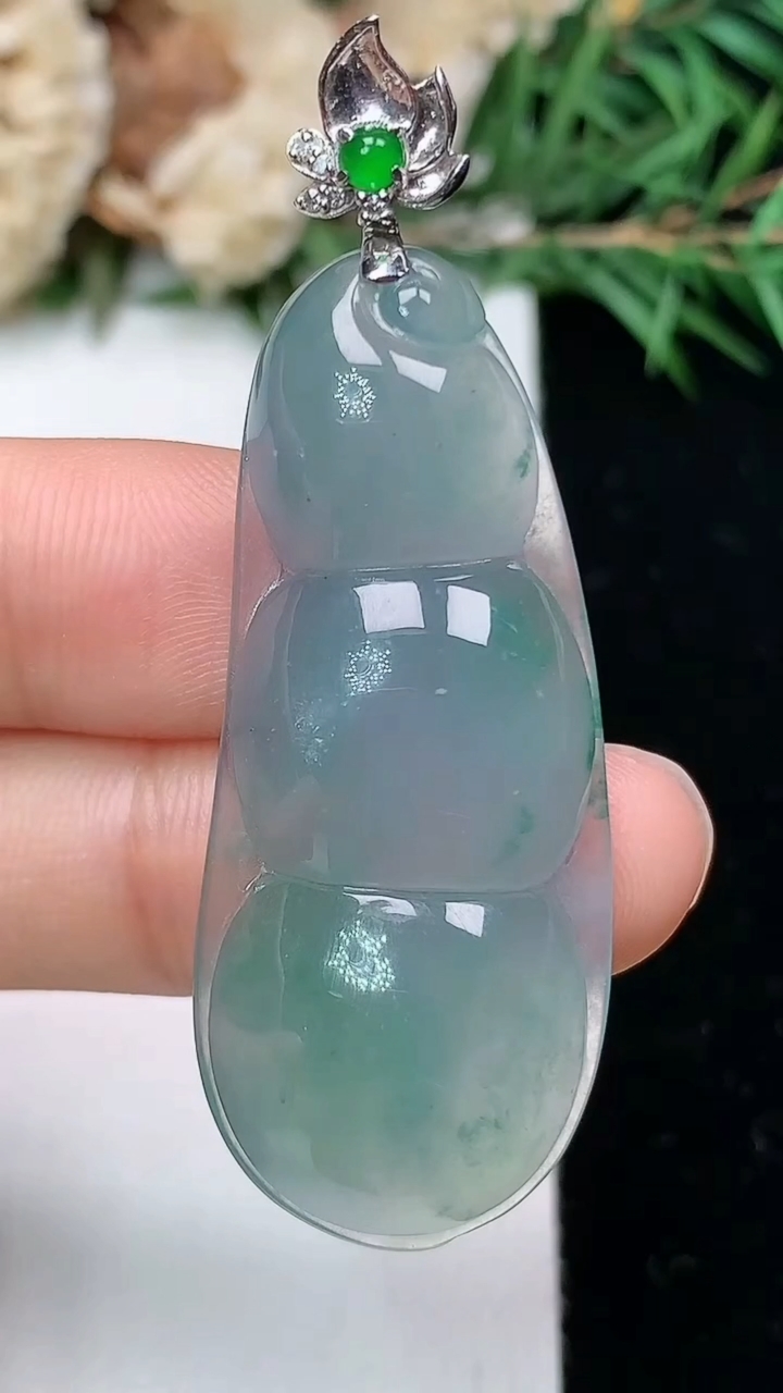 天然A货翡翠福豆吊坠，尺寸42.7-18-6.7，重量:9.50g
4月4日