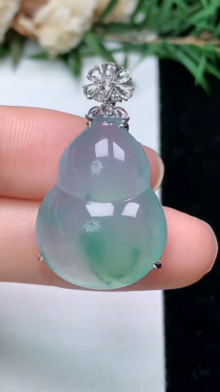 天然A货翡翠飘花葫芦吊坠，尺寸23.5-18-9.3，重量:6.65g
4月4日