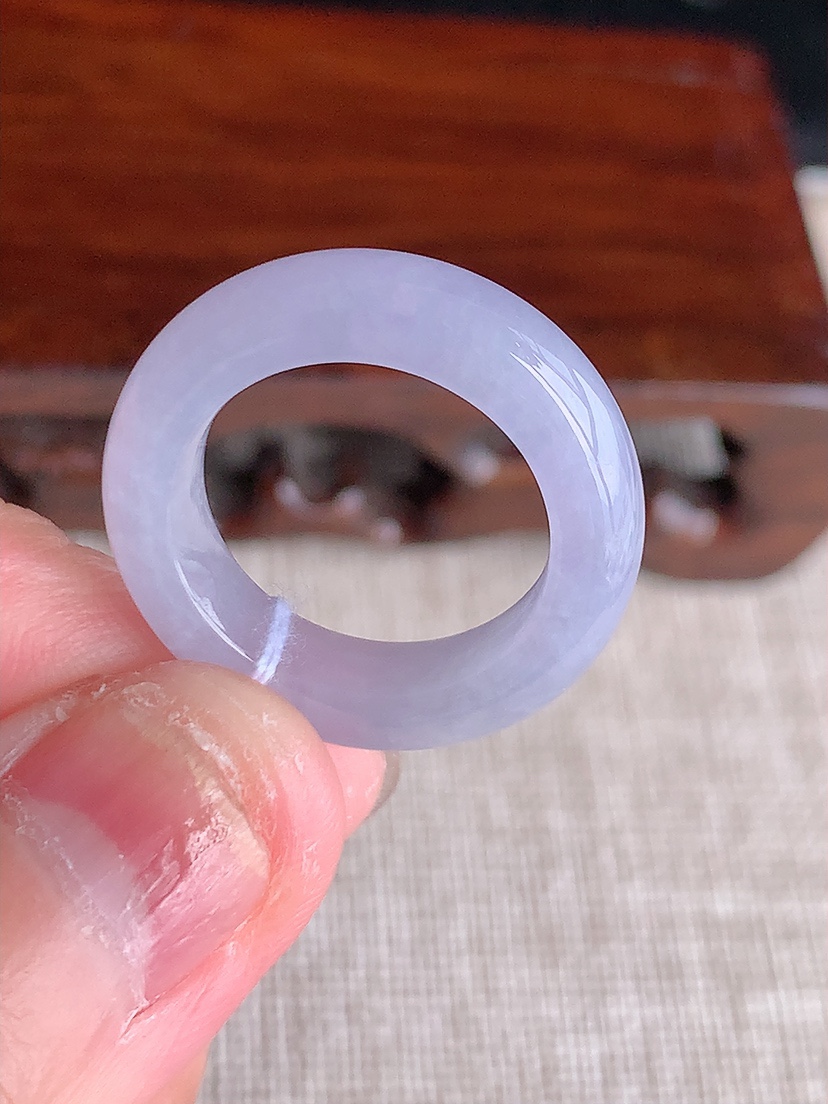 天然A货翡翠紫罗兰素面戒指 
尺寸16.8-5.5-4mm 重量4.20g 0404