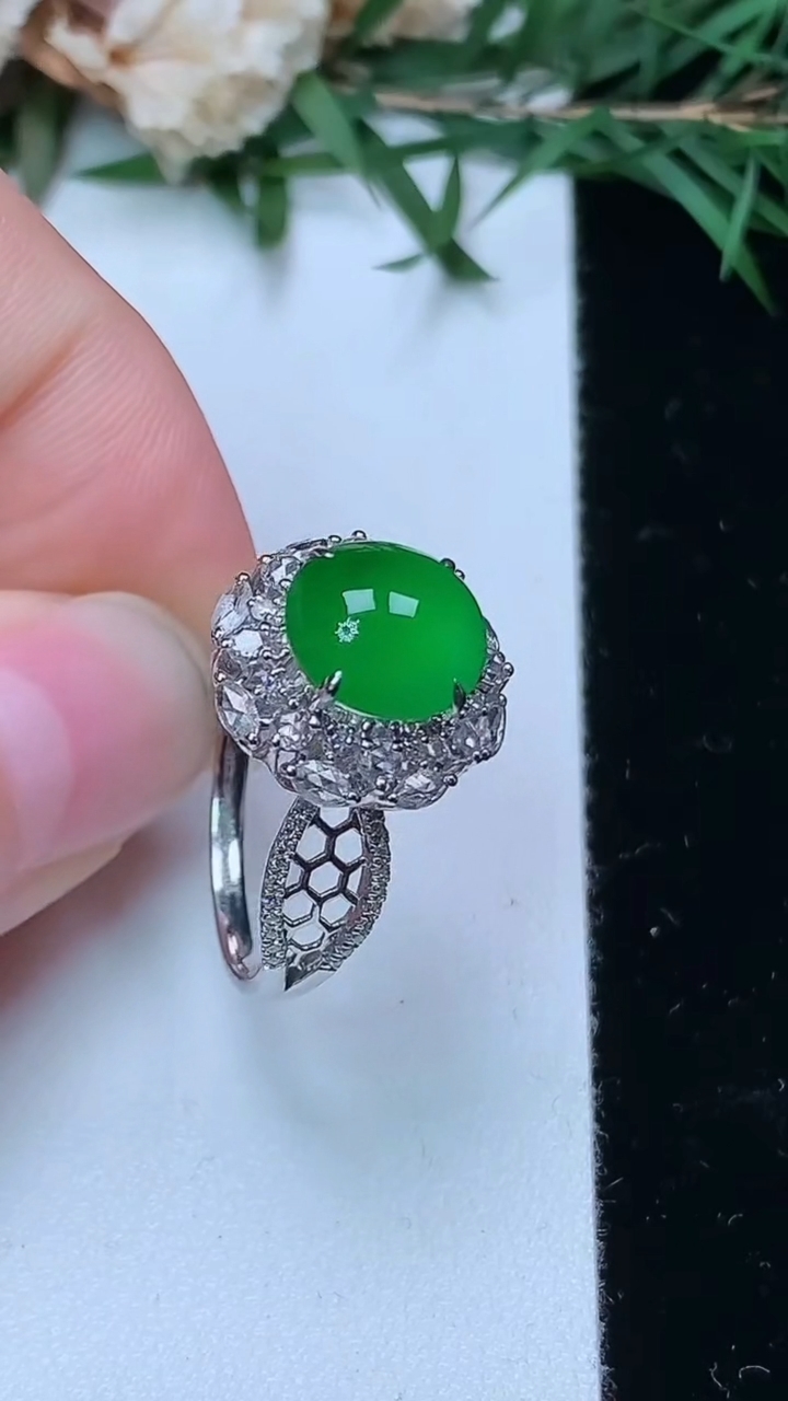 天然A货翡翠蛋面戒指，尺寸16.9-8.9-8.4，重量:3.80g2026年4月4日
工厂直销收藏佳品,种好水足，色泽均匀，有种有色，上手高大气！