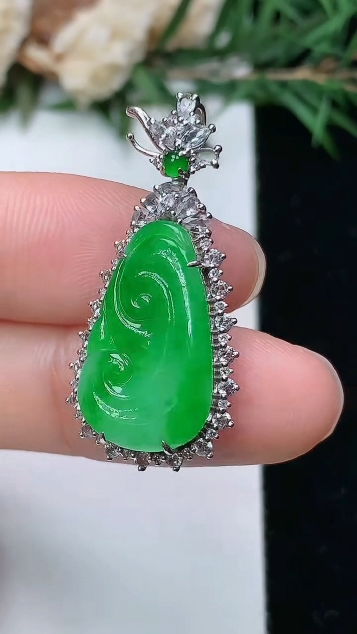 天然A货翡翠如意吊坠，尺寸32-15-6.9，裸石19-11.5，重量:3.61g
4月4日