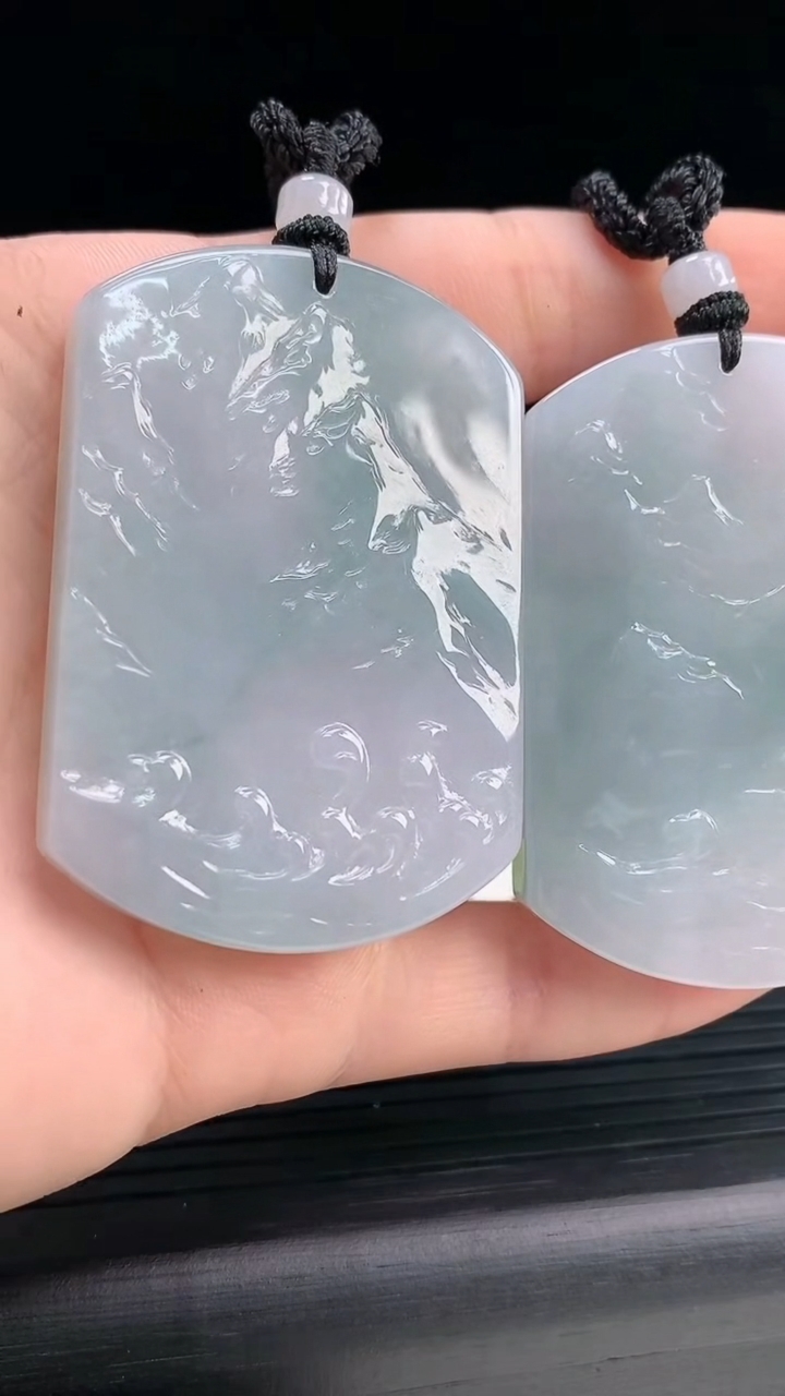 天然A货翡翠飘花海誓山盟吊坠一对尺寸51.1-35.8-5.9重量:72.88g
4月4日