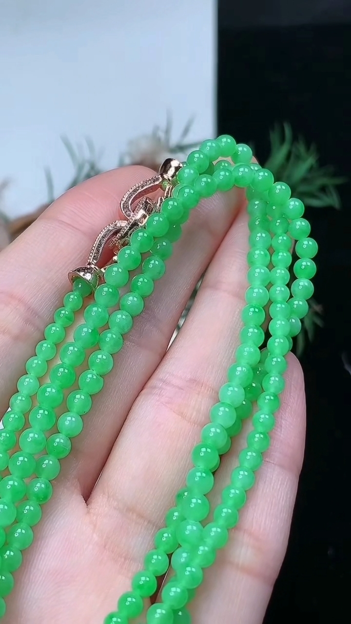 天然A货翡翠圆珠项链，尺寸4.1-173颗，重量:15.00g4月4日
工厂直销收藏佳品,种好水足，色泽均匀，有种有色，上手高大气！