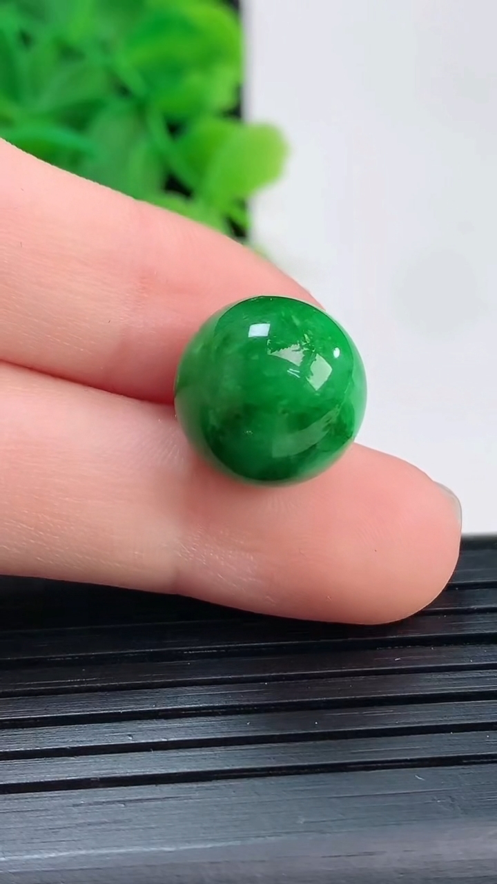 天然A货翡翠圆珠镶嵌件尺寸12.7重量:3.48g
4月4日