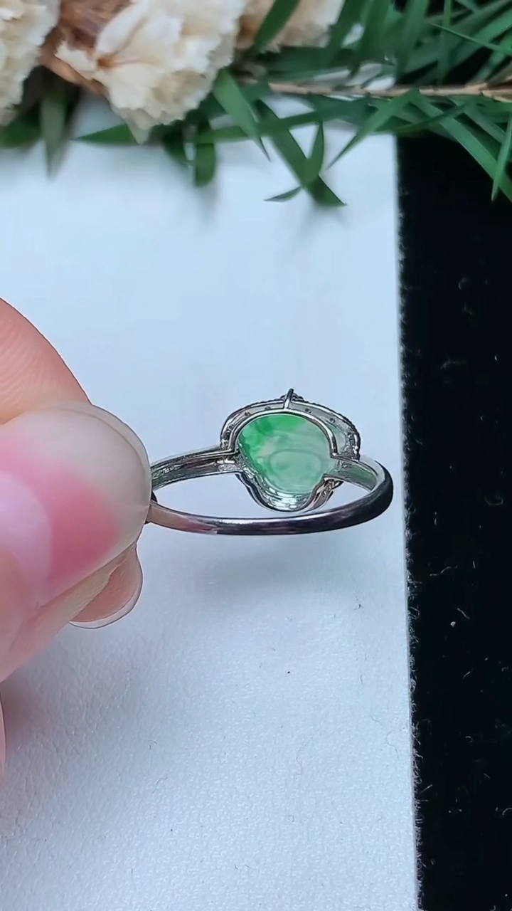 天然A货翡翠佛公戒指，尺寸16.9-7-8.8，重量:1.45g2026年4月4日
工厂直销收藏佳品,种好水足，色泽均匀，有种有色，上手高大气！