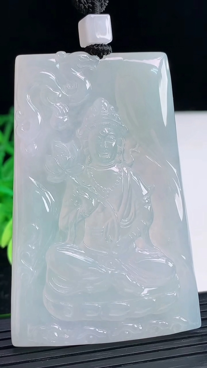 天然A货翡翠大势至菩萨吊坠尺寸66.9-44.1-4.9重量:45.12g
4月4日