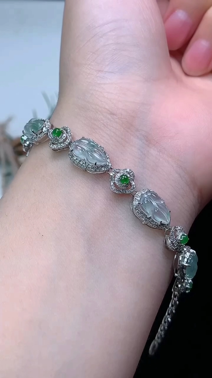 天然A货翡翠飘花金枝玉叶 叶子手链，尺寸10-5.8，重量:7.76g
4月4日