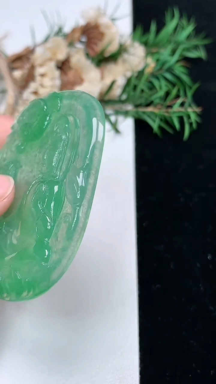 天然A货翡翠观音菩萨吊坠，尺寸54.7-46.6-5，重量:24.82g
4月4日
