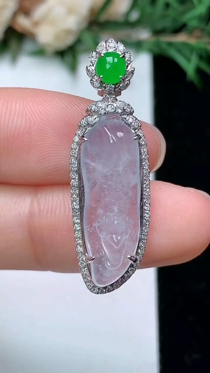 天然A货翡翠白冰金枝玉叶 叶子吊坠，尺寸33-10.3-7，裸石21.3-7.4，重量:3.25g
4月4日