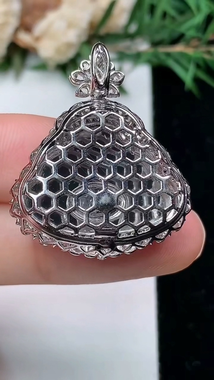 天然A货翡翠佛公吊坠，尺寸30.6-25.4-10.3
4月4日