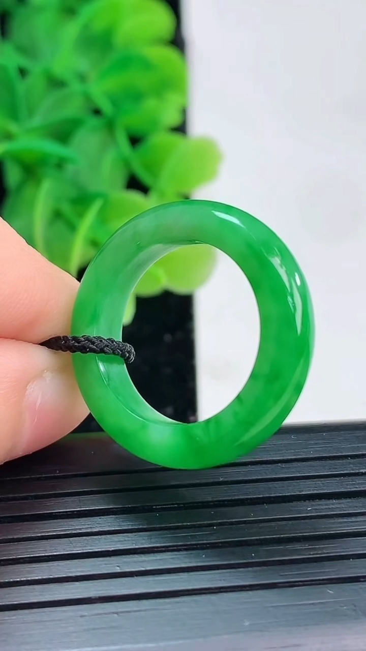 天然A货翡翠指环戒指尺寸17.5-5.5-3.9重量:4.38g2026年4月4日
工厂直销收藏佳品