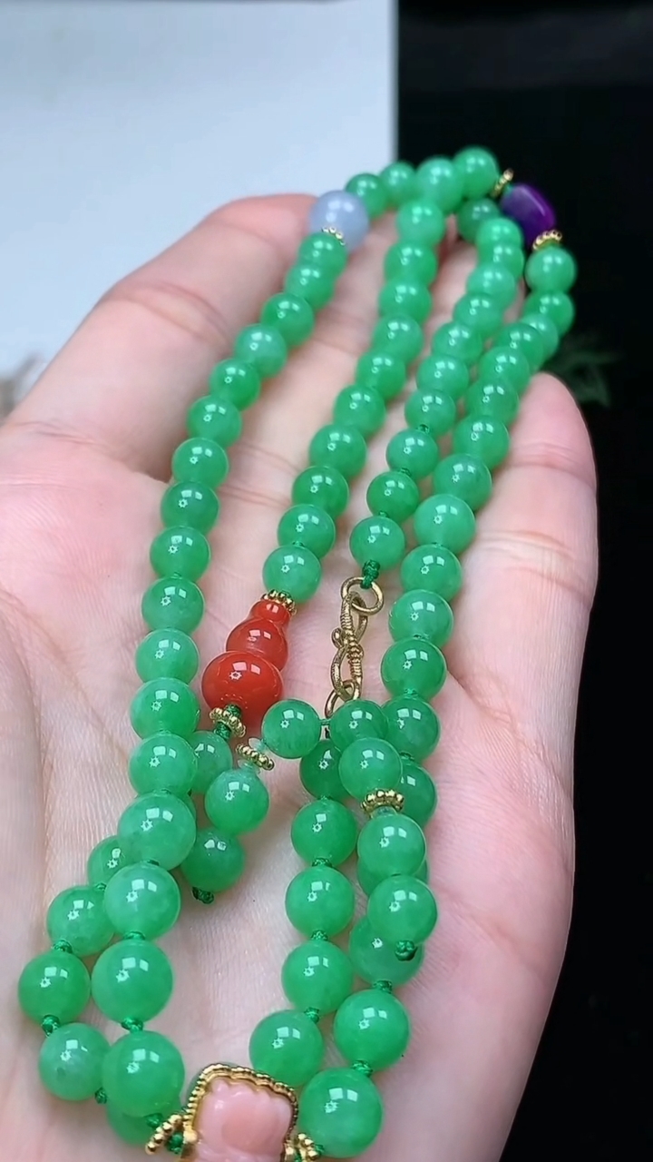 天然A货翡翠圆珠项链，尺寸6-81颗，重量:30.38g4月4日
工厂直销收藏佳品,种好水足，色泽均匀，有种有色，上手高大气！