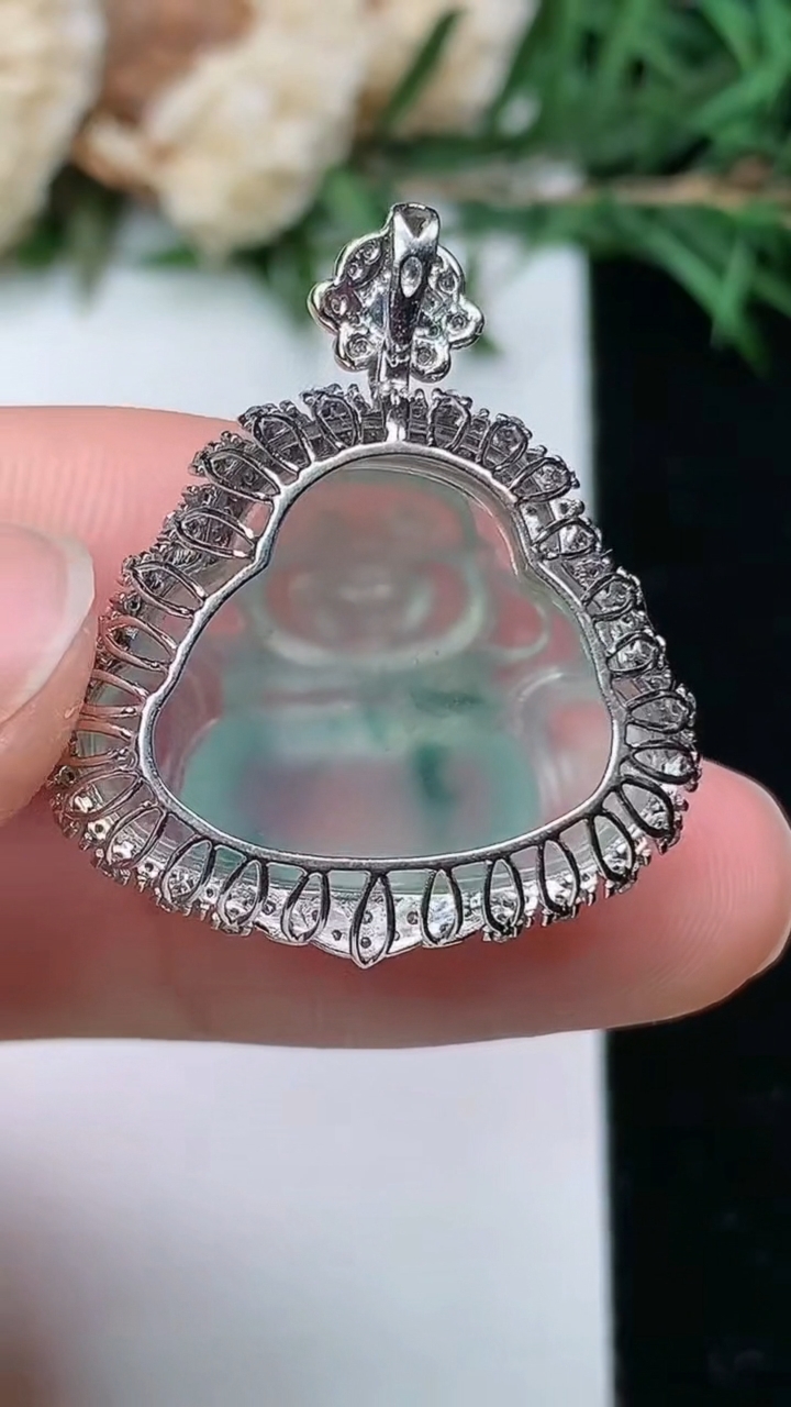 天然A货翡翠飘花佛公吊坠，尺寸28-24.3-11.9
4月4日