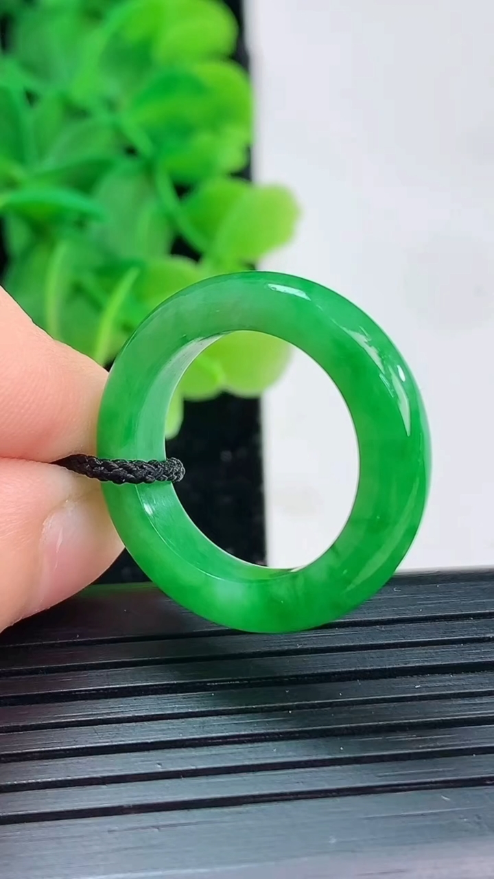 天然A货翡翠指环戒指尺寸17.5-5.5-3.9重量:4.38g2026年4月4日
工厂直销收藏佳品