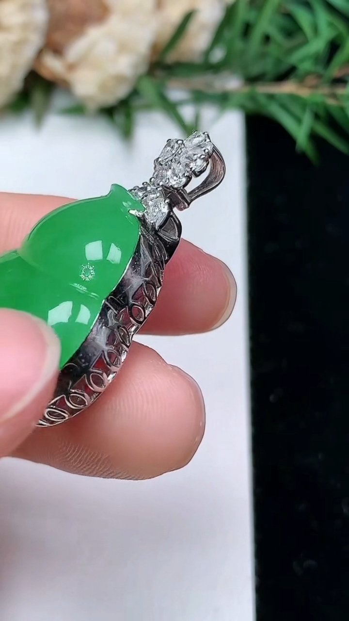 天然A货翡翠葫芦吊坠，尺寸23-20.4-11.4，重量:9.50g
4月4日